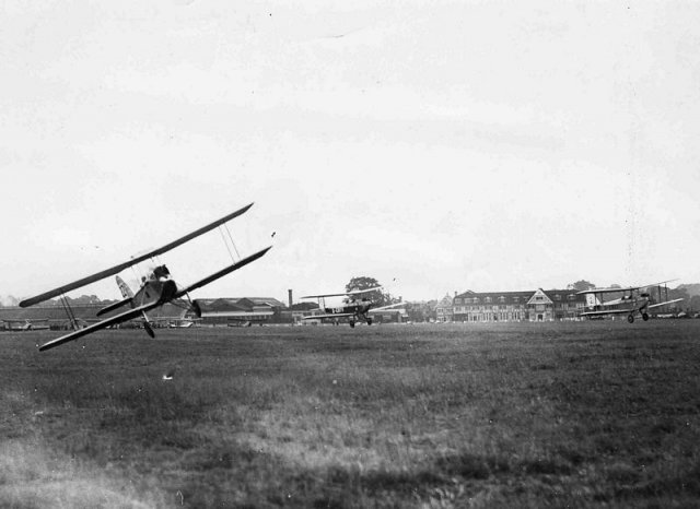 kings cup 1928 - bernard martin geoffrey de havilland and sw smith taking off 0751-0082